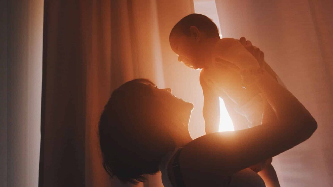 Mère soulevant son bébé dans une lumière dorée, symbole d'air pur pour Tallano, ingénierie automobile, film de présentation