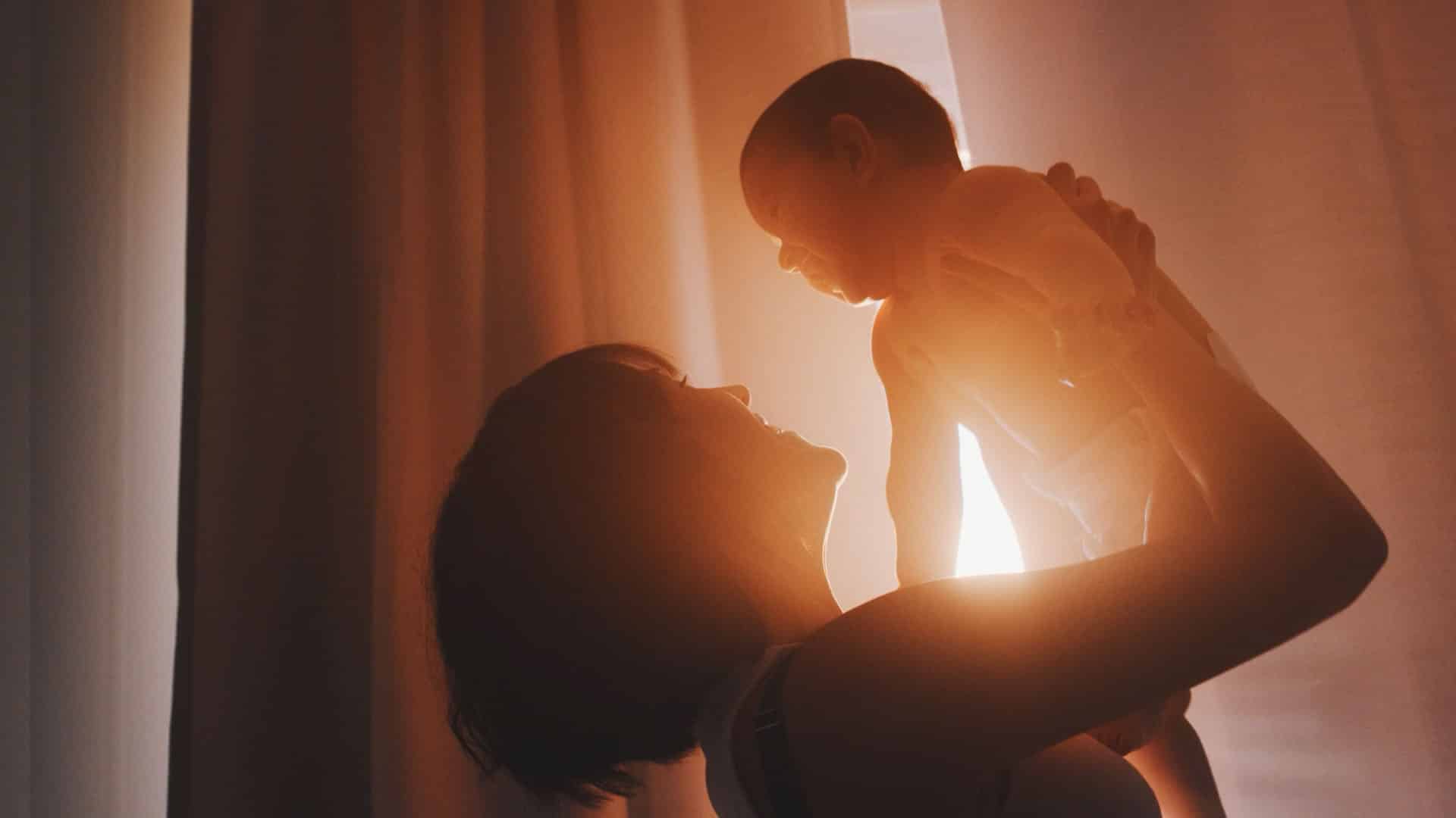 Mère soulevant son bébé dans une lumière dorée, symbole d'air pur pour Tallano, ingénierie automobile, film de présentation