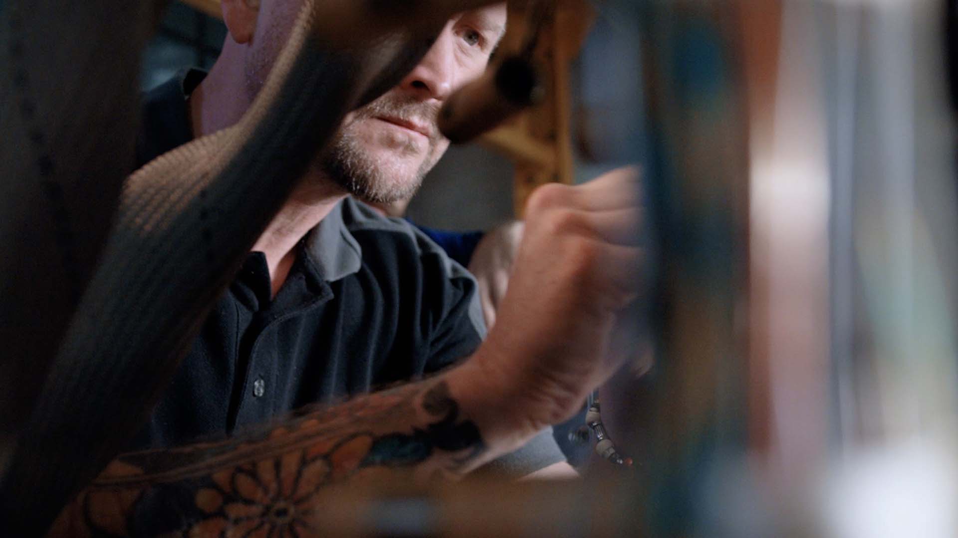 Technicien concentré en atelier, savoir-faire Technoflex, fabricant français de dispositifs médicaux, vidéo corporate
