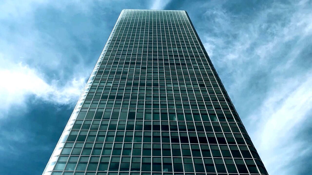 Tour de la Part-Dieu en contre-plongée, film de marque pour Maison Trafalgar, agence de rédaction créative