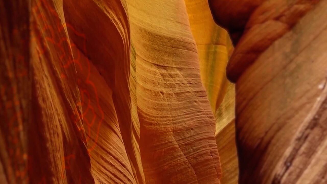 Parois de canyon aux teintes ocre et dorées, symbole du pont culturel qu'UBAF, banque franco-arabe, illustre dans son film institutionnel