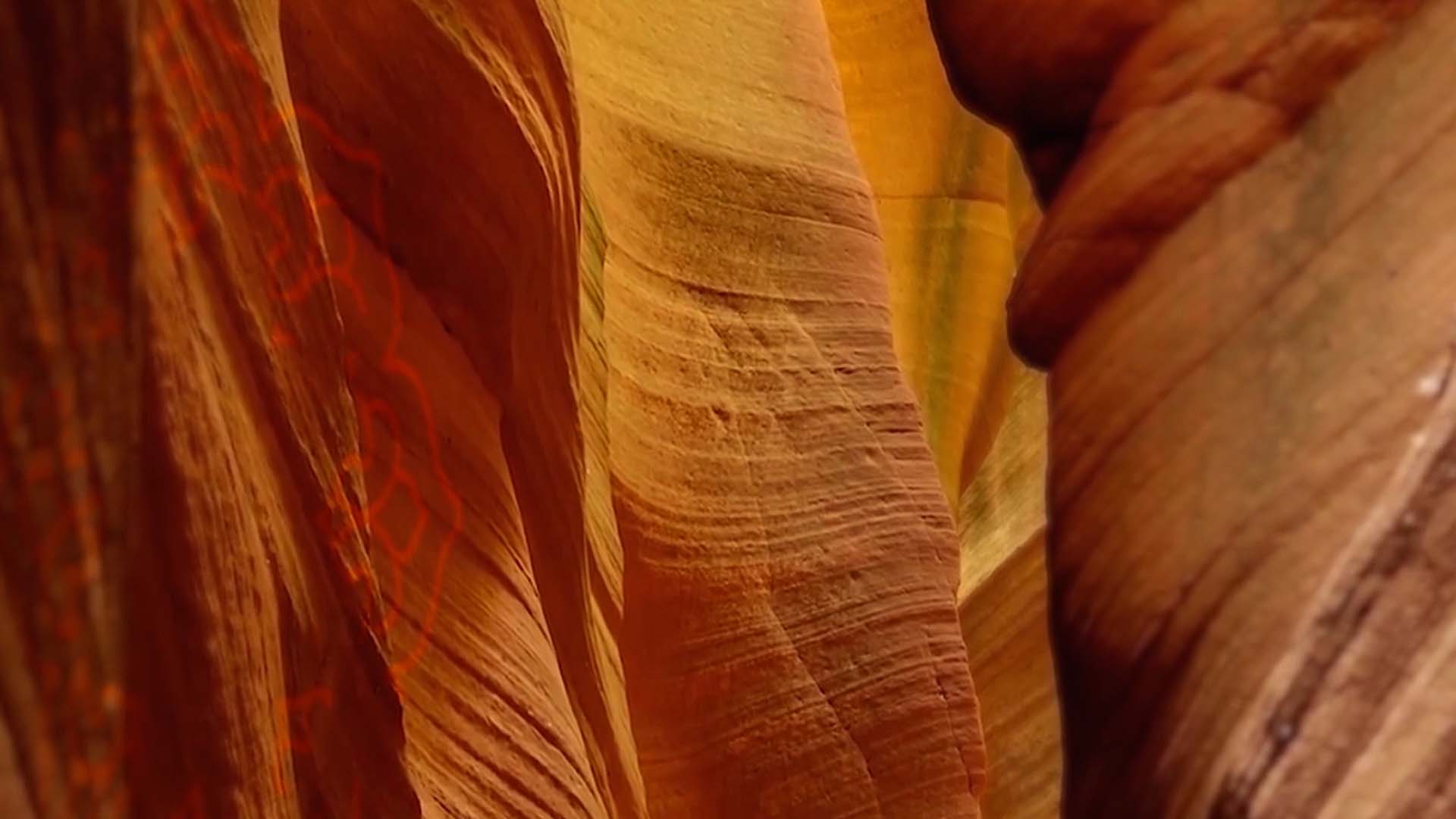 Parois de canyon aux teintes ocre et dorées, symbole du pont culturel qu'UBAF, banque franco-arabe, illustre dans son film institutionnel