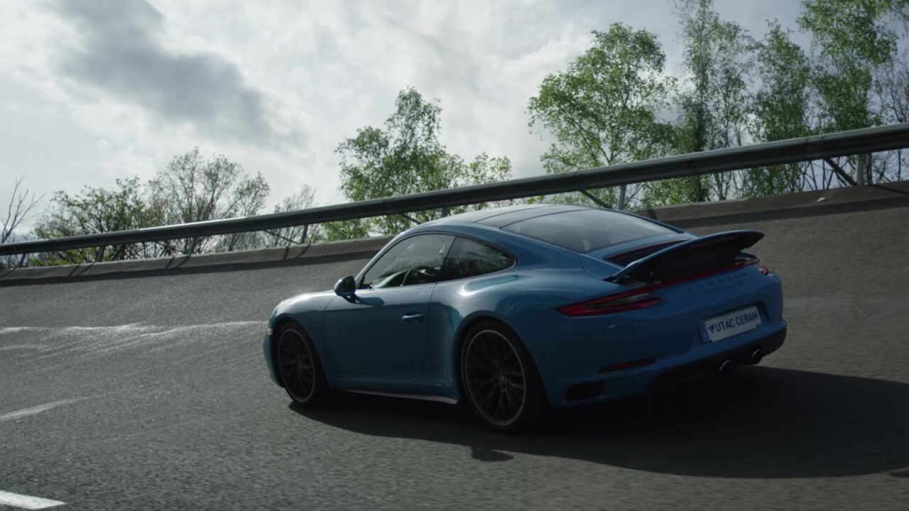 Film institutionnel Utac Ceram : Porsche bleue en virage sur piste d'essai automobile
