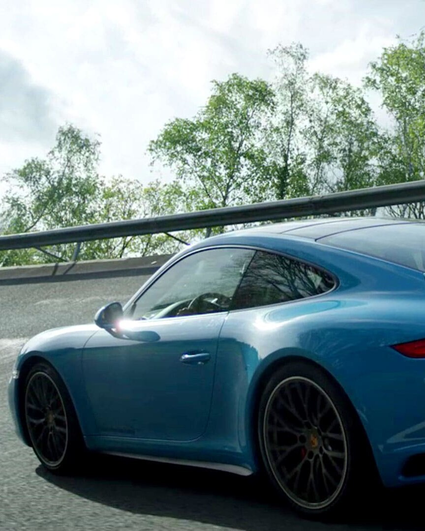 Film institutionnel Utac Ceram : Porsche bleue en virage sur piste d'essai automobile