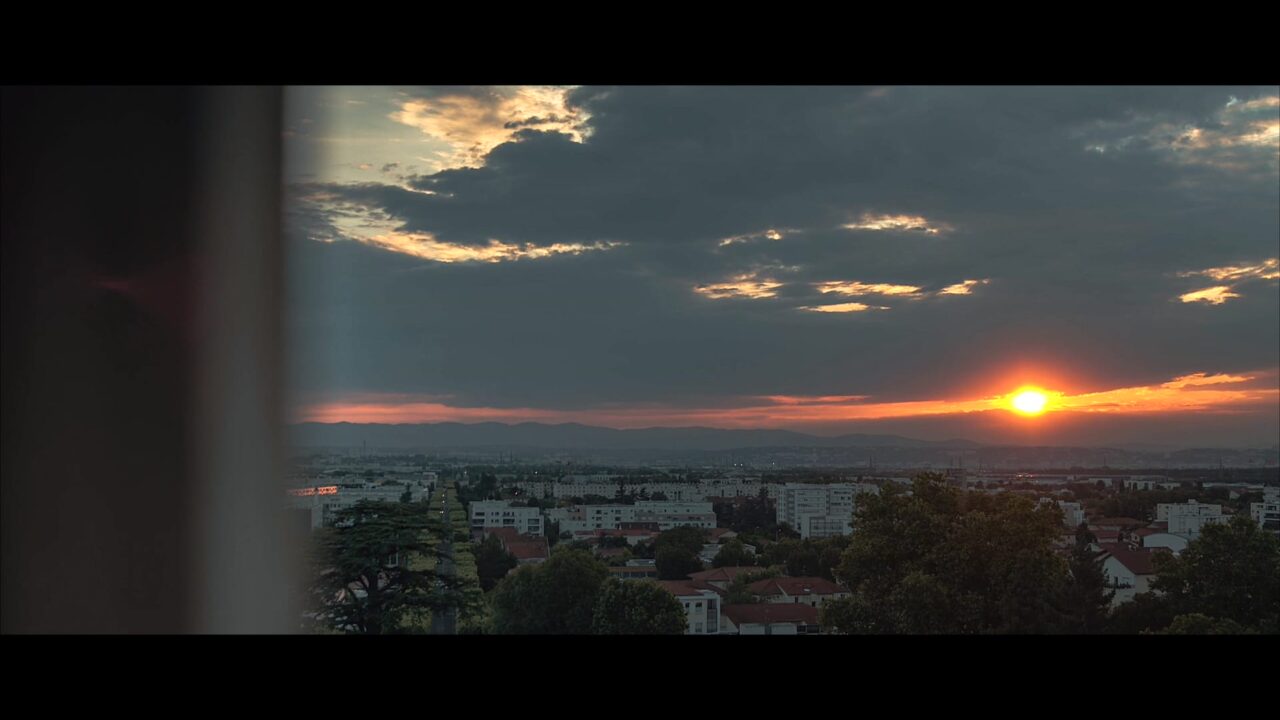 Coucher de soleil sur les toits de Saint-Priest, collectivité lyonnaise — film de marque territorial