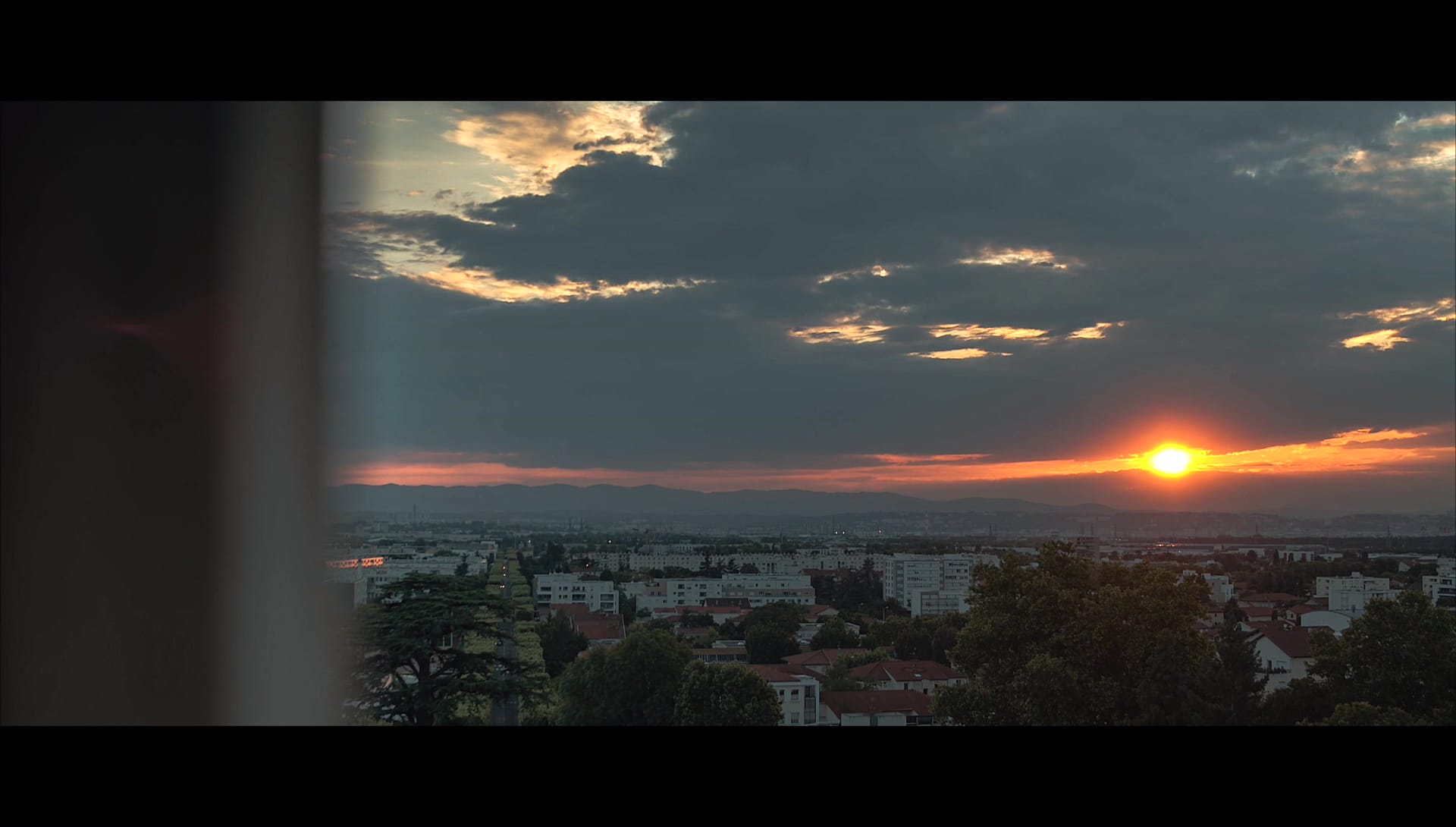 Coucher de soleil sur les toits de Saint-Priest, collectivité lyonnaise — film de marque territorial