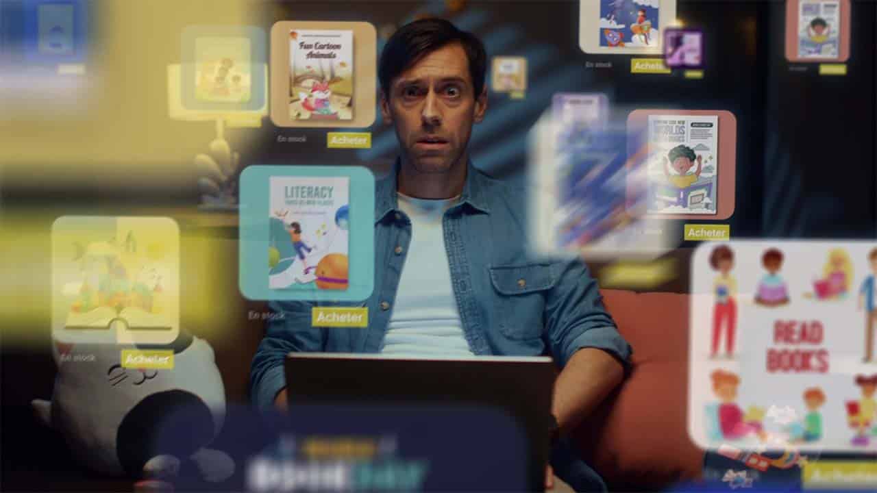 Homme submergé par des fiches produits numériques flottantes, campagne vidéo Vocalcom, solution cloud de centre de contact