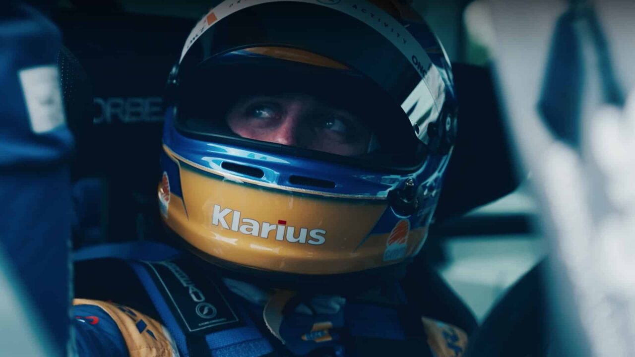 Pilote en cockpit, casque Klarius bleu et or — vidéo institutionnelle Alliance Automotive Group