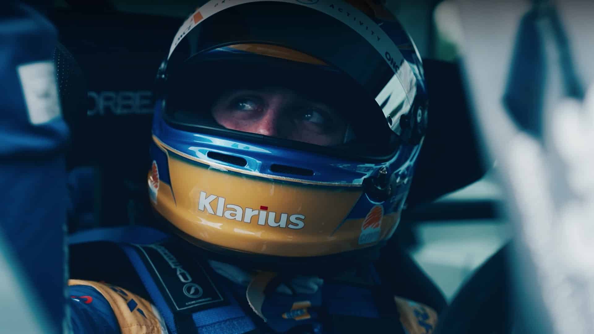 Pilote en cockpit, casque Klarius bleu et or — vidéo institutionnelle Alliance Automotive Group