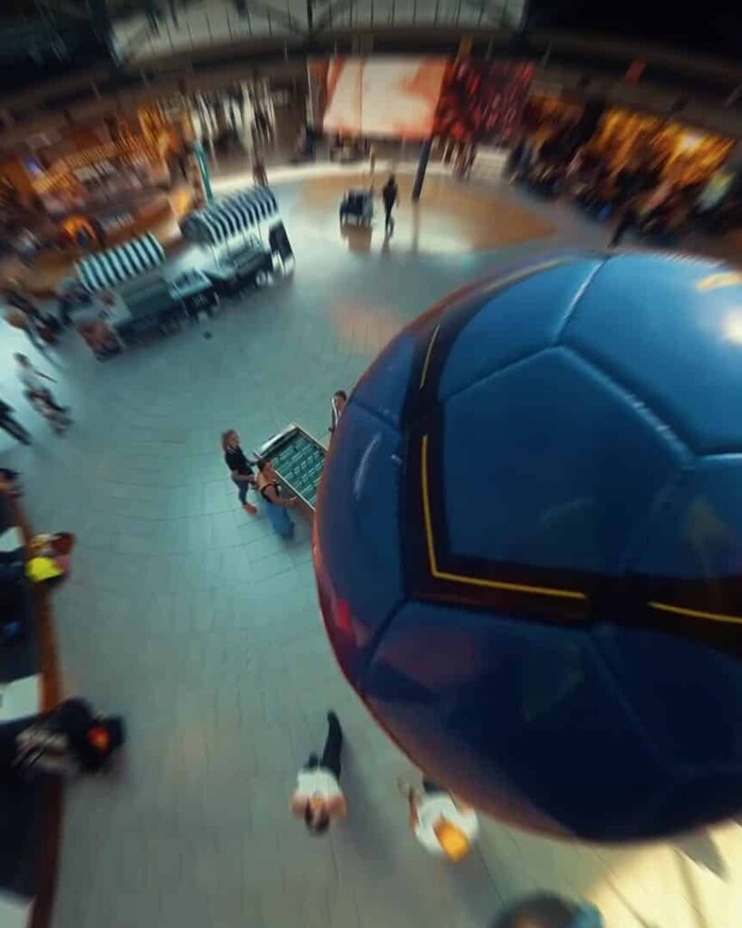 Ballon de football en vol au-dessus du hall bondé de Lyon-Saint-Exupéry, résumé vidéo d'événement Aéroports De Lyon pour les JO 2024