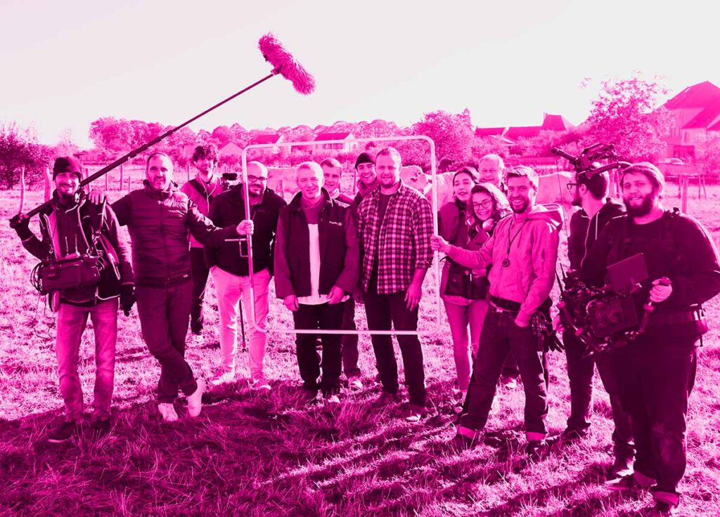 Équipe de tournage EO Be Creative réunie en extérieur, perche son levée, fin d’un tournage d’entreprise