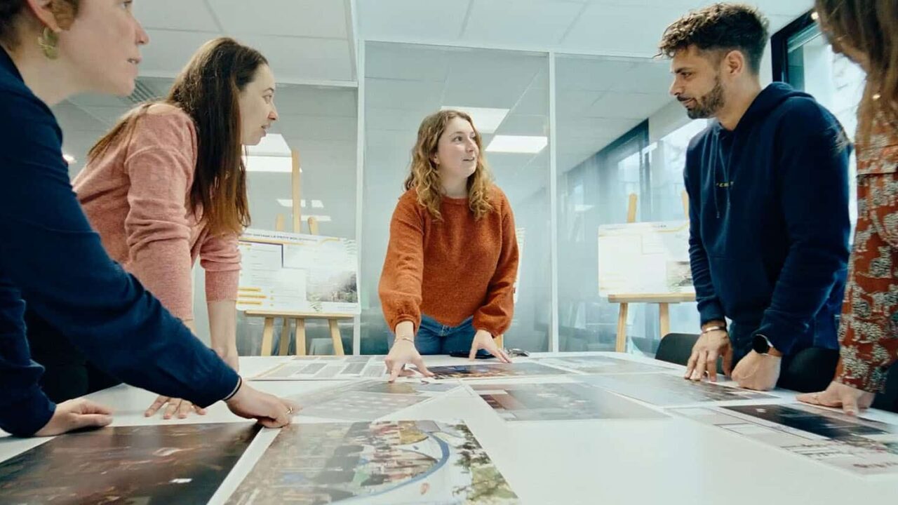 Équipe Alliade Habitat collaborant sur des plans immobiliers, film de recrutement du bailleur social