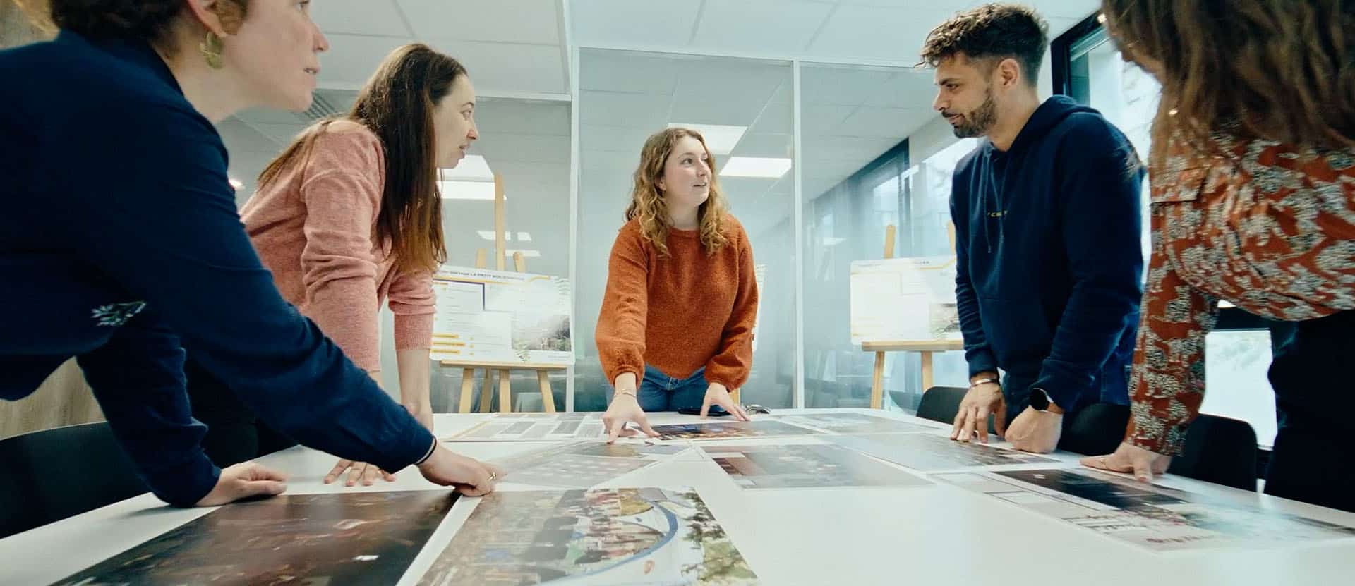 Équipe Alliade Habitat collaborant sur des plans immobiliers, film de recrutement du bailleur social