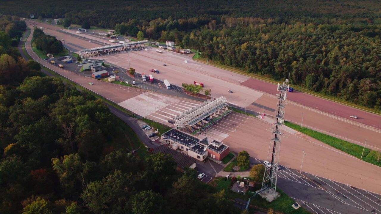 Vue aérienne d'un péage autoroutier, APRR et Valeo, mobilités automobiles, film de marque