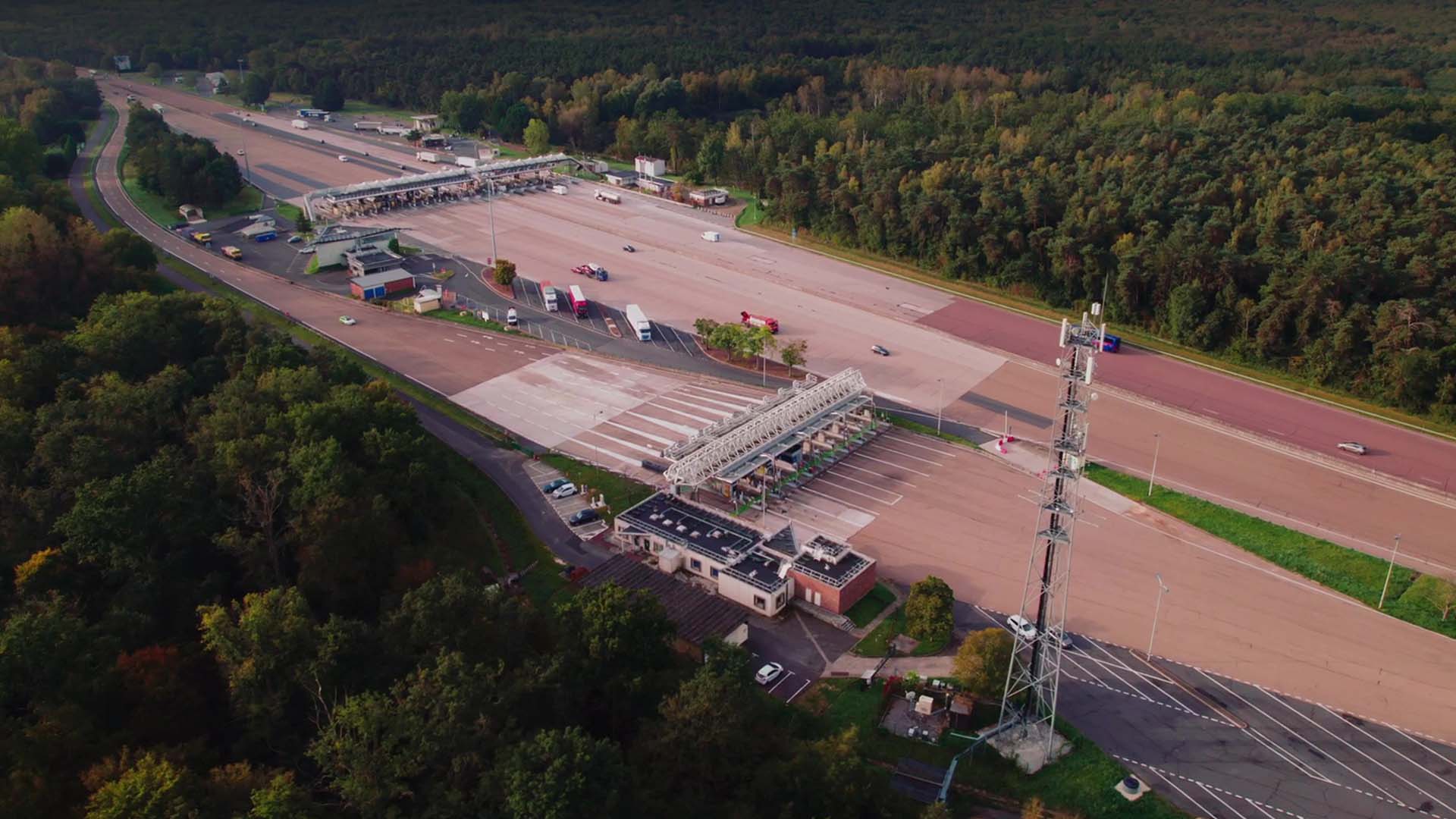 Vue aérienne d'un péage autoroutier, APRR et Valeo, mobilités automobiles, film de marque