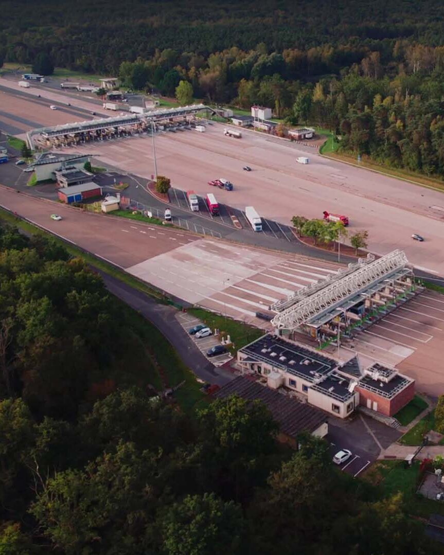 Vue aérienne d'un péage autoroutier, APRR et Valeo, mobilités automobiles, film de marque