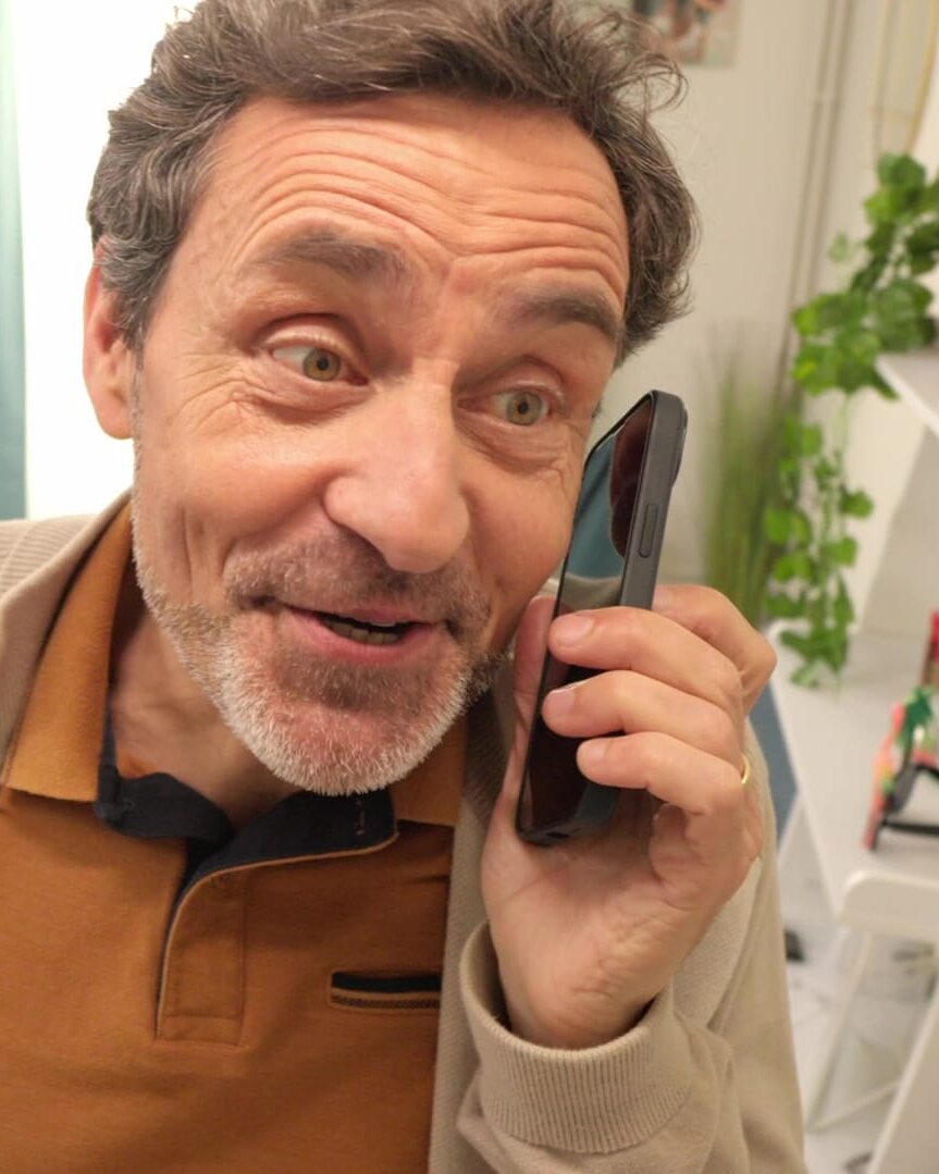 Comédien au téléphone face à un personnage en costume G rouge, campagne vidéo Bail Rénov' rénovation énergétique