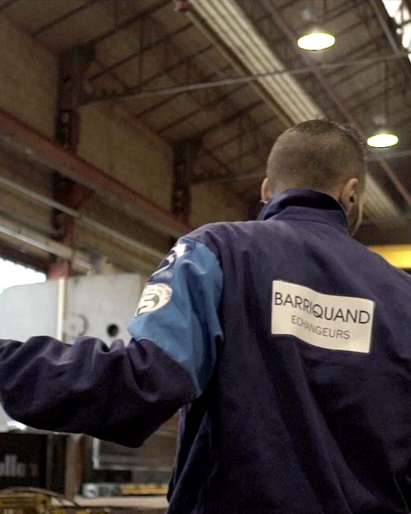 Technicien Barriquand en atelier de fabrication d'échangeurs thermiques, film d'entreprise industriel