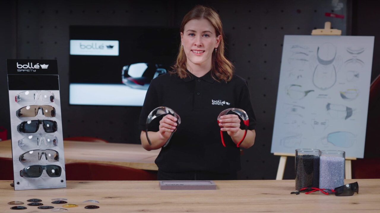 Présentatrice Bollé Safety présentant deux lunettes RUSH+ en studio, film publicitaire pour fabricant d'EPI oculaire