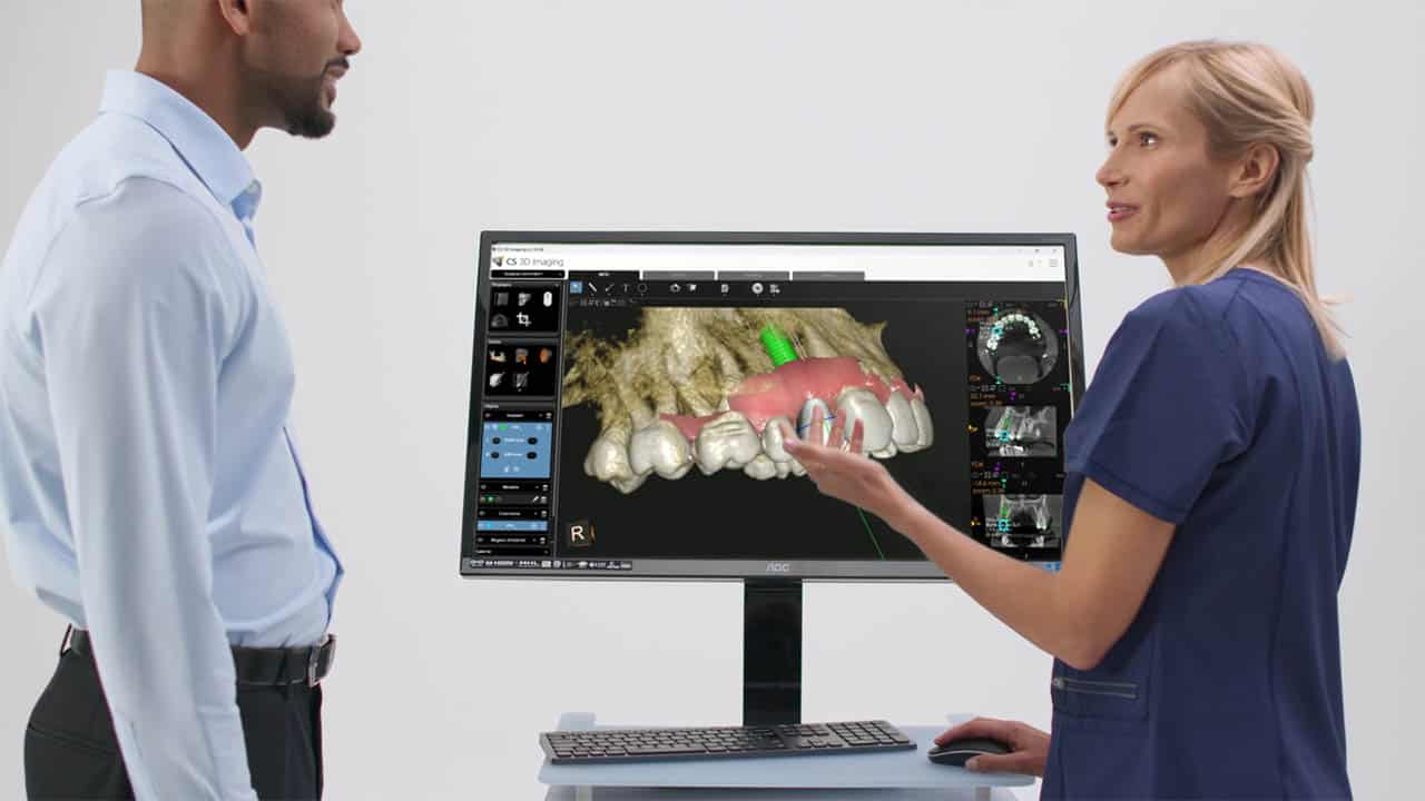Professionnelle santé montrant une modélisation 3D dentaire sur écran, spot TV Carestream Dental