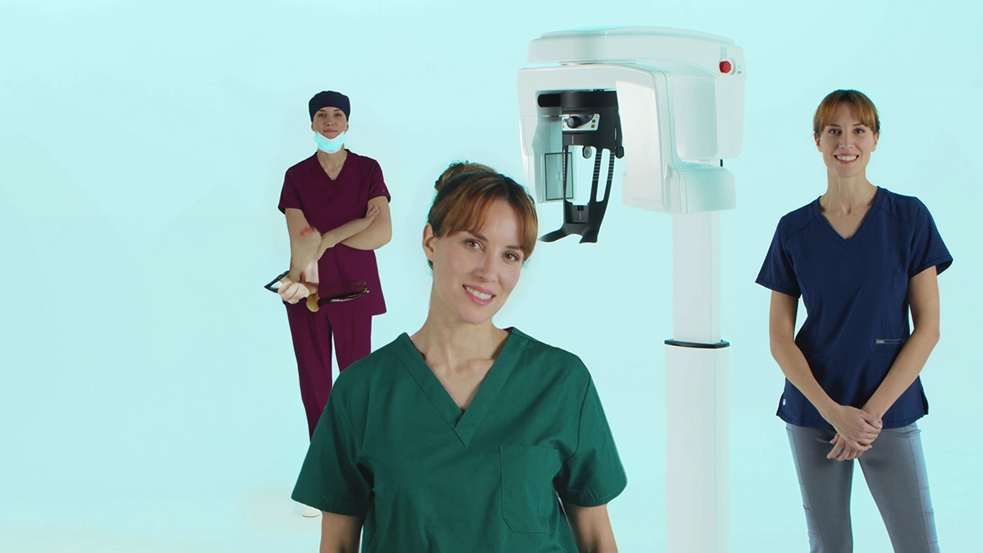 Trois soignantes en tenue médicale devant un scanner dentaire, campagne vidéo Carestream Dental