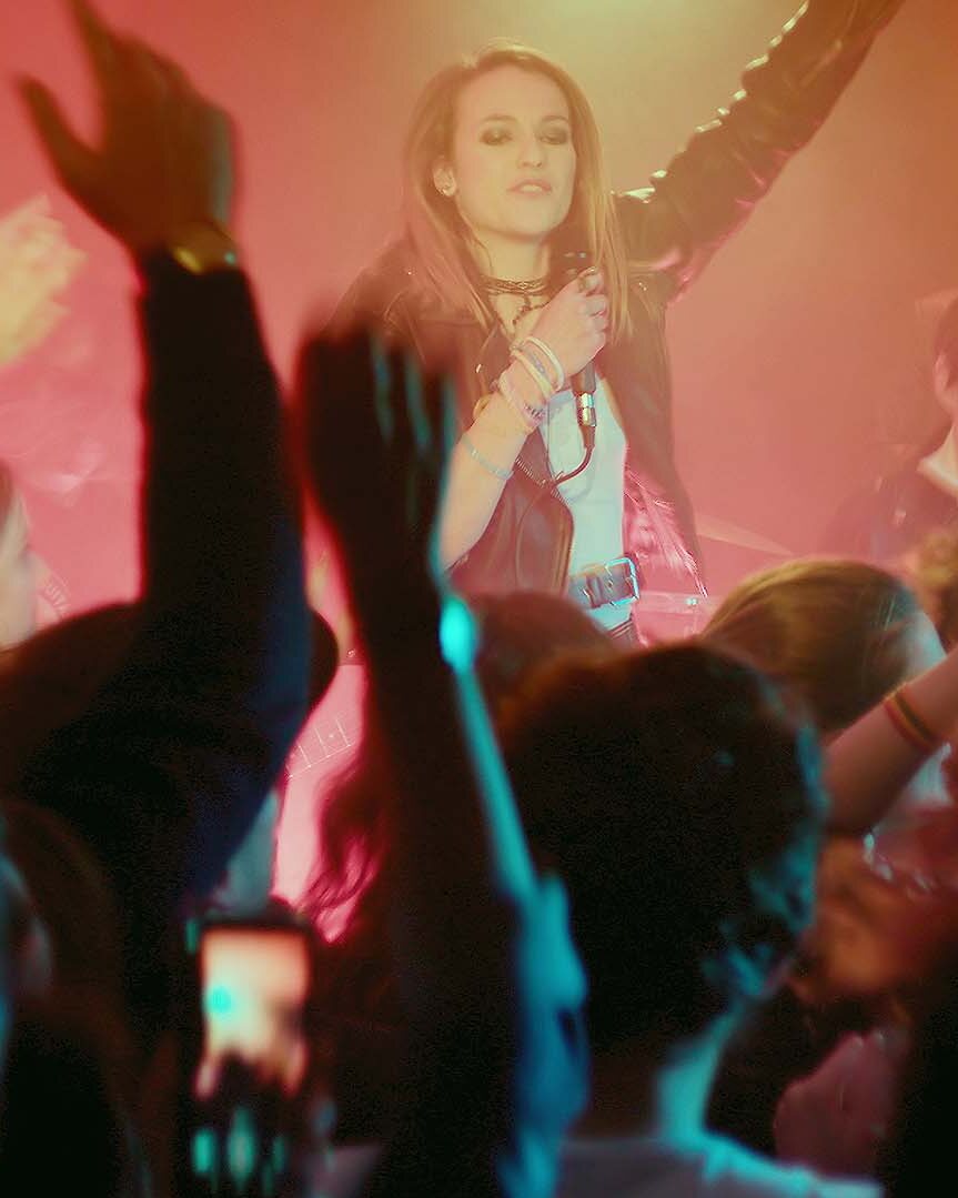 Chanteuse rock sur scène face à une foule, extrait du film d'entreprise Carestream Dental, spécialiste de l'imagerie dentaire