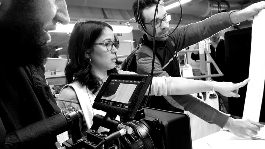 Équipe de tournage EO Be Creative vérifiant le cadre au moniteur de la caméra, captation en atelier