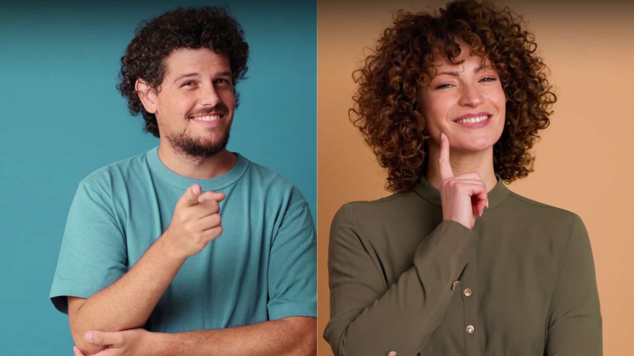 Homme et femme souriants sur fonds colorés, film d'onboarding CSE Adecco Est-Sud pour informer les salariés