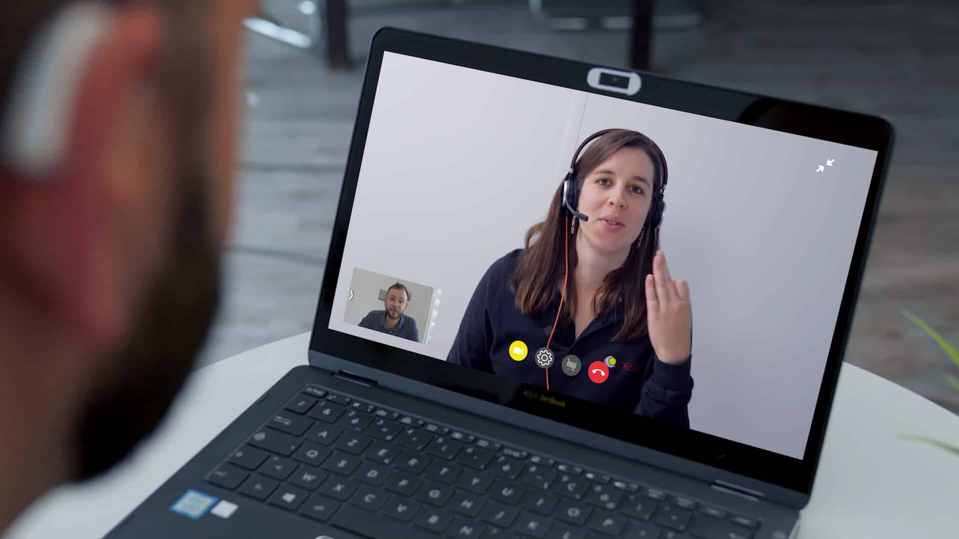 Conseillère en casque audio en visioconférence, film d'entreprise Deafi pour personnes sourdes