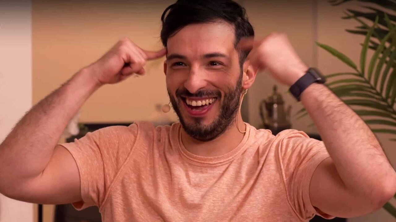Animateur souriant micro-cravate pour Eiffage Énergie Systèmes, film de recrutement ludique énergie