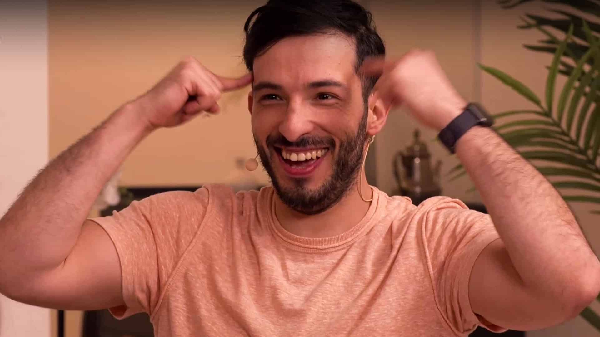 Animateur souriant micro-cravate pour Eiffage Énergie Systèmes, film de recrutement ludique énergie