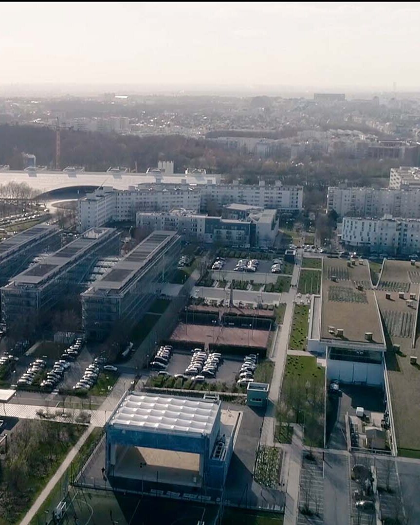 Vue aérienne d'un quartier d'affaires francilien pour EpaMarne, aménageur immobilier, film de marque