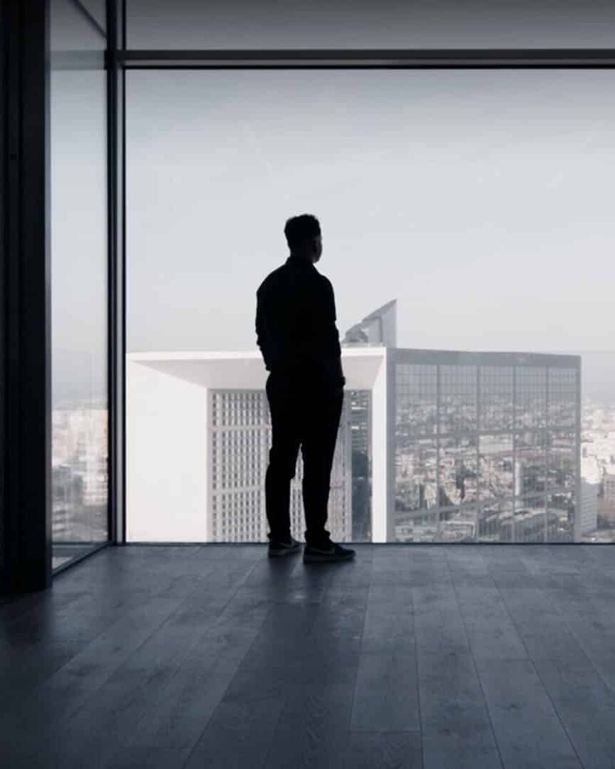 Silhouette d'un homme face à La Défense, film de marque ESTP grande école d'ingénieurs