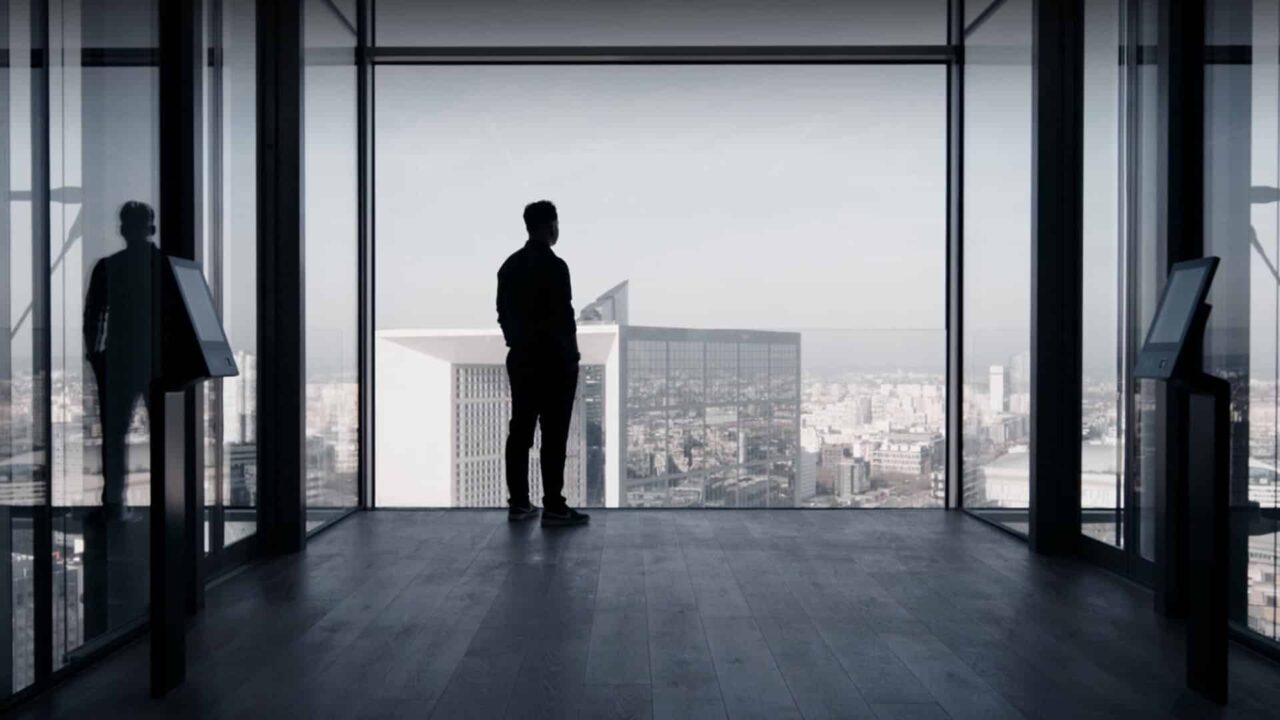 Silhouette d'un homme face à La Défense, film de marque ESTP grande école d'ingénieurs