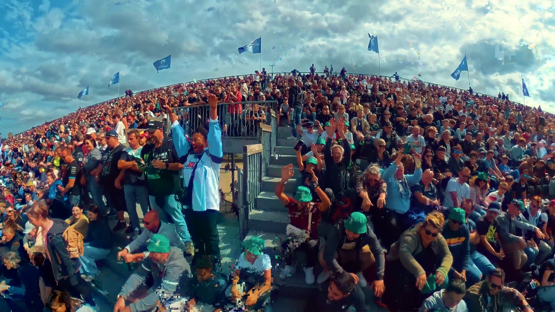 Tribunes bondées au festival Red Bull Motormania, résumé vidéo d'événement Feu Vert X Red Bull
