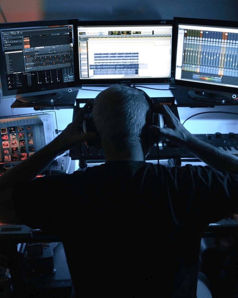 Studio son en lumière tamisée, ingénieur audio aux commandes, résumé vidéo d'événement Keolis transport de voyageurs