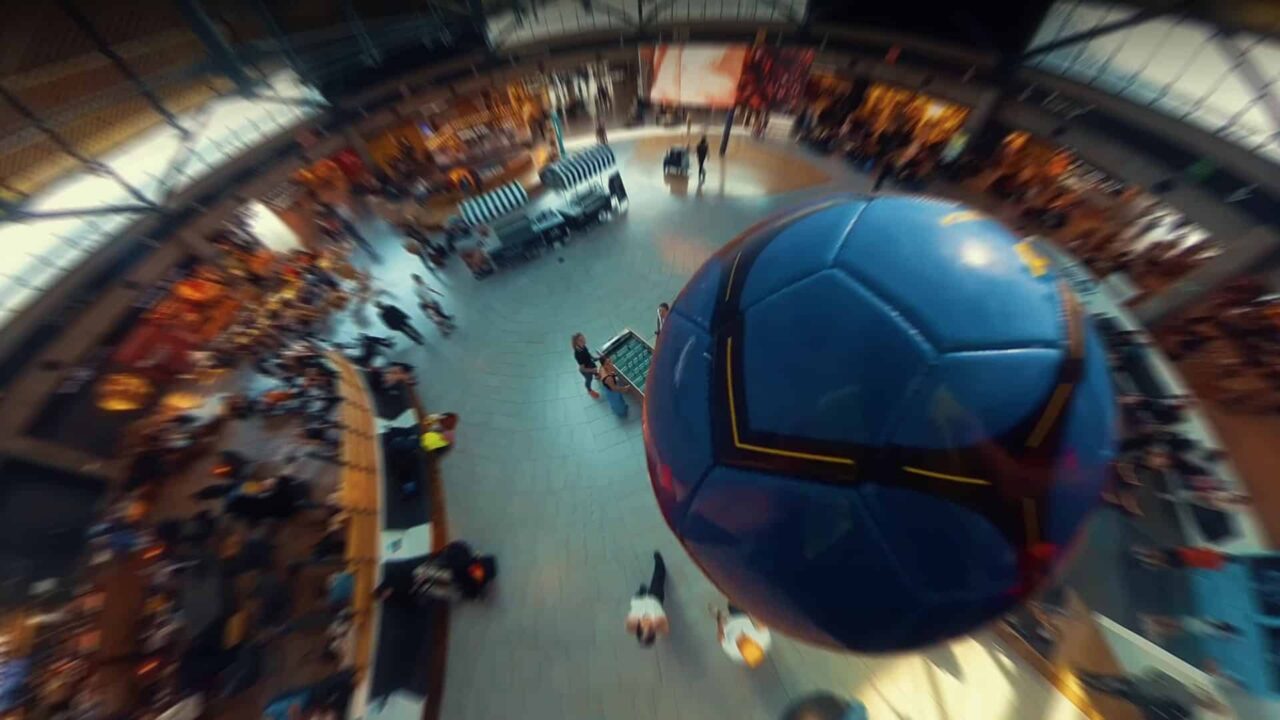 Ballon de football en vol au-dessus du hall bondé de Lyon-Saint-Exupéry, résumé vidéo d'événement Aéroports De Lyon pour les JO 2024