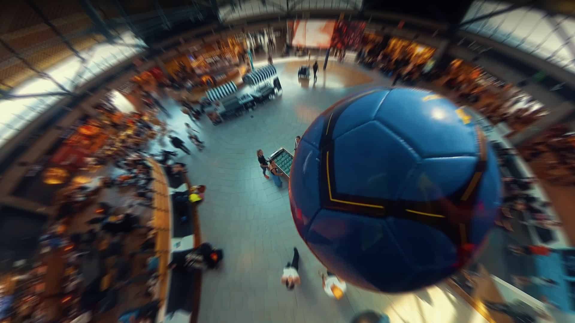 Ballon de football en vol au-dessus du hall bondé de Lyon-Saint-Exupéry, résumé vidéo d'événement Aéroports De Lyon pour les JO 2024