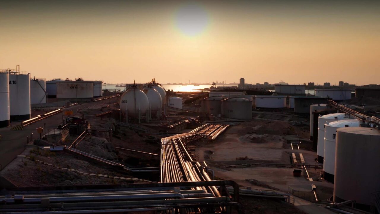 Raffinerie de Lavéra au coucher de soleil, réservoirs et canalisations, vidéo marque employeur Petroineos Lavéra, énergie