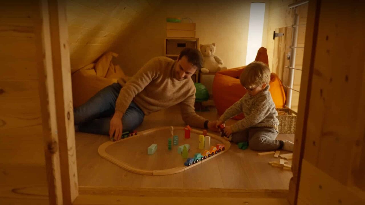 Père et enfant jouant avec un train en bois, vidéo institutionnelle Rocket fabricant de vis