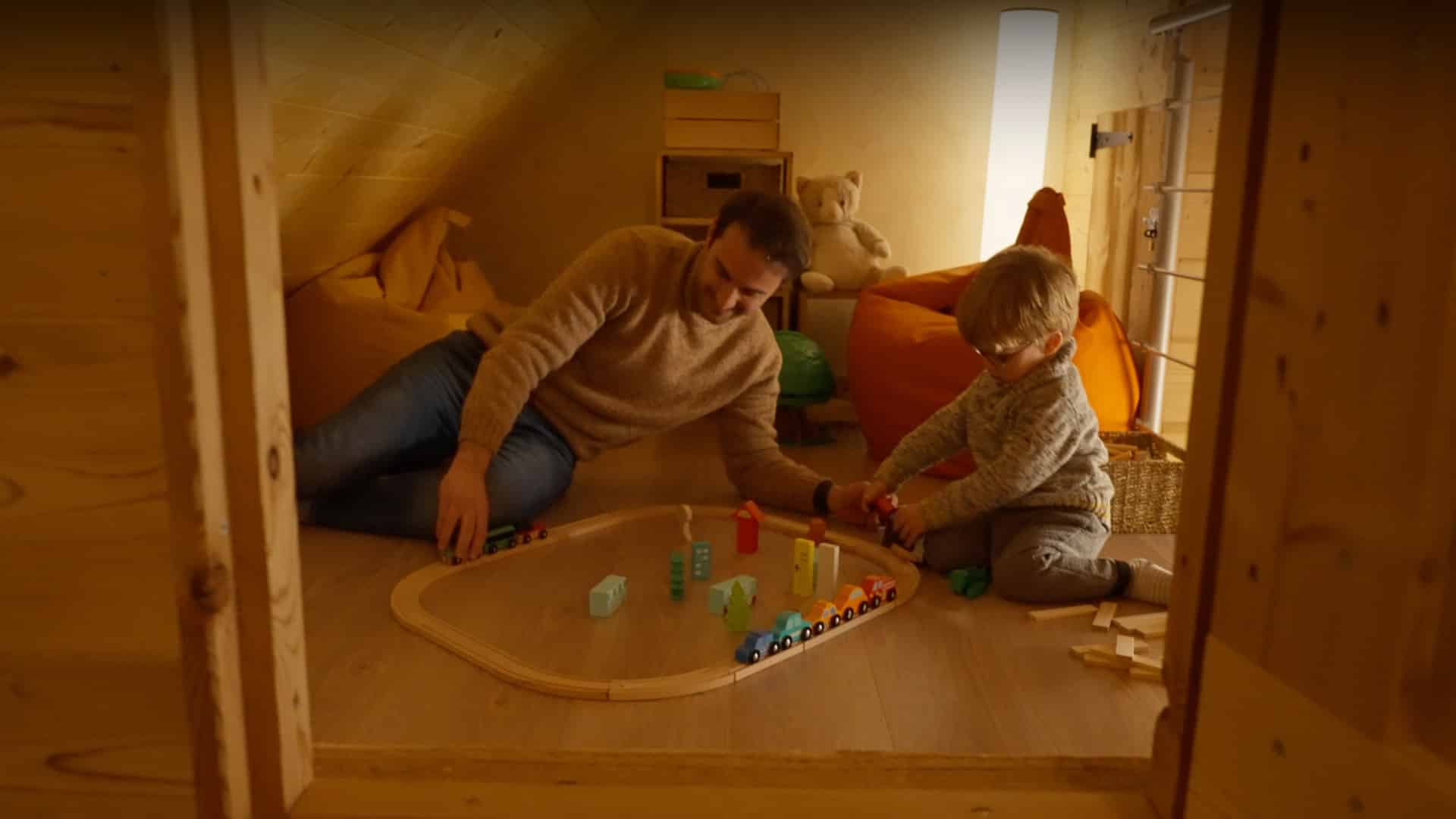 Père et enfant jouant avec un train en bois, vidéo institutionnelle Rocket fabricant de vis