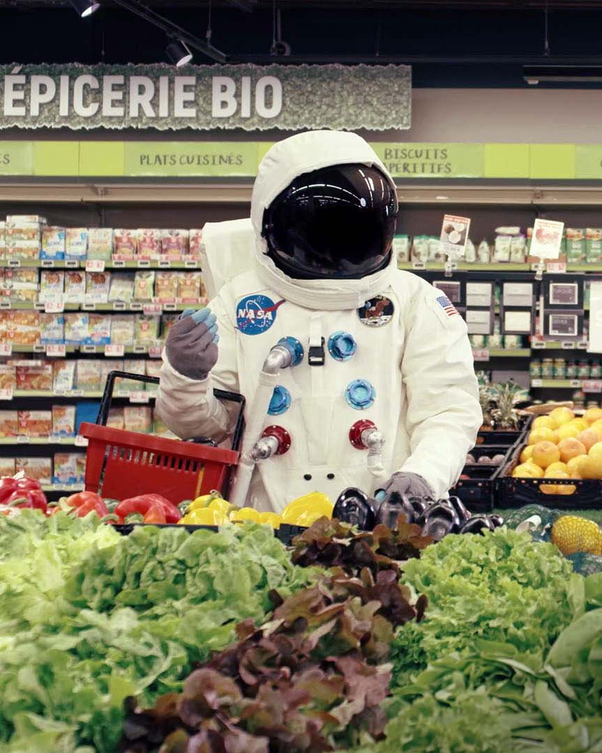 Astronaute en combinaison spatiale dans une épicerie bio, spot comique pour Smart Good Things, boissons agroalimentaires