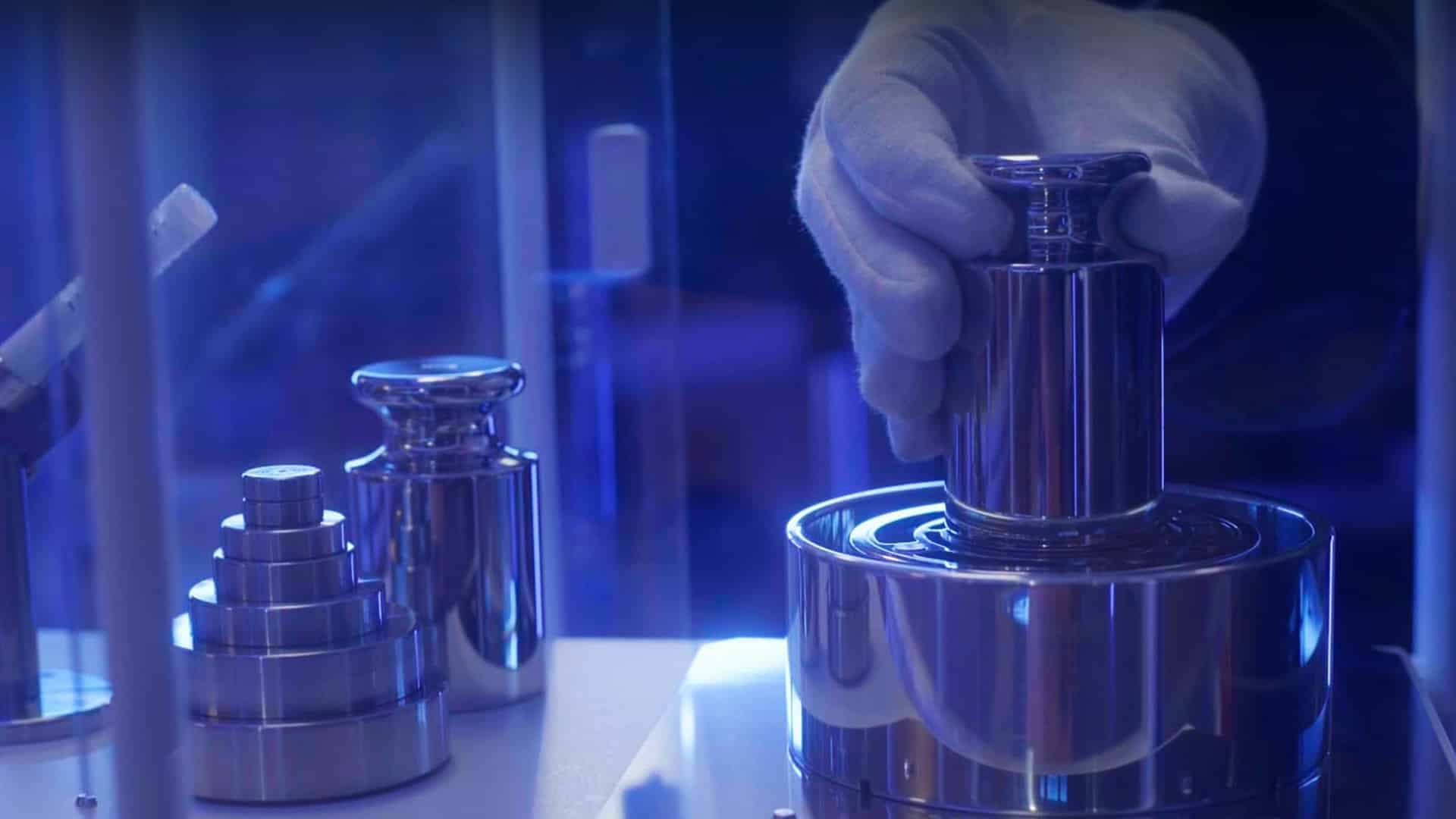 Main gantée posant un étalon sur balance de précision, vidéo corporate Trescal étalonnage industriel