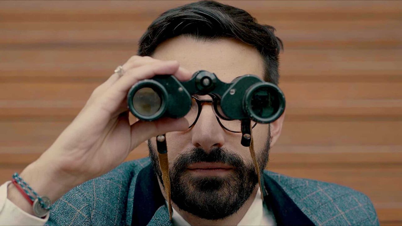 Homme scrutant avec des jumelles vintage, film événementiel de vœux de l'Université Gustave Eiffel, enseignement supérieur